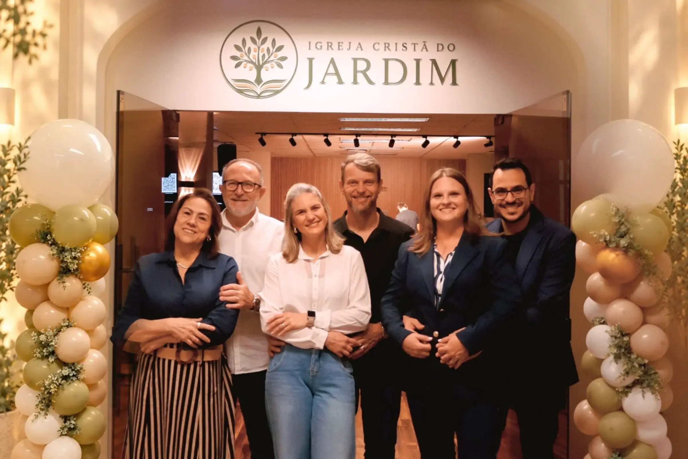 Os três casais da liderança da Igreja Cristã do Jardim reunidos