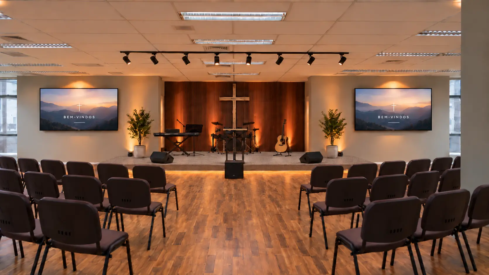 Interior da Igreja Cristã do Jardim, com a cruz ao centro e cadeiras voltadas para o púlpito